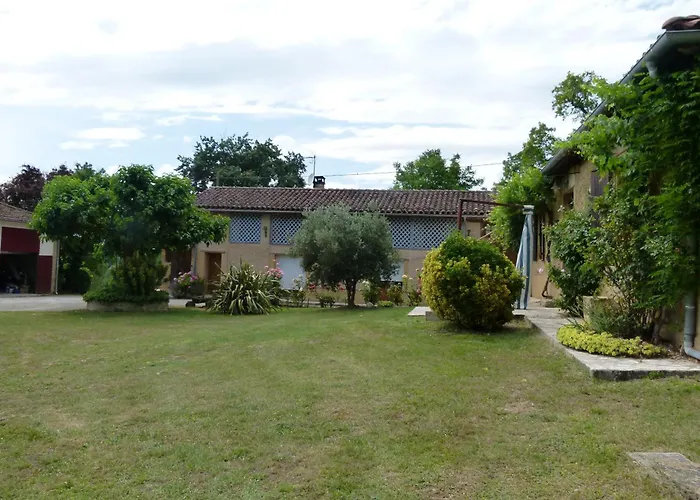 Dans Maison Typique Gersoise Гостевой дом